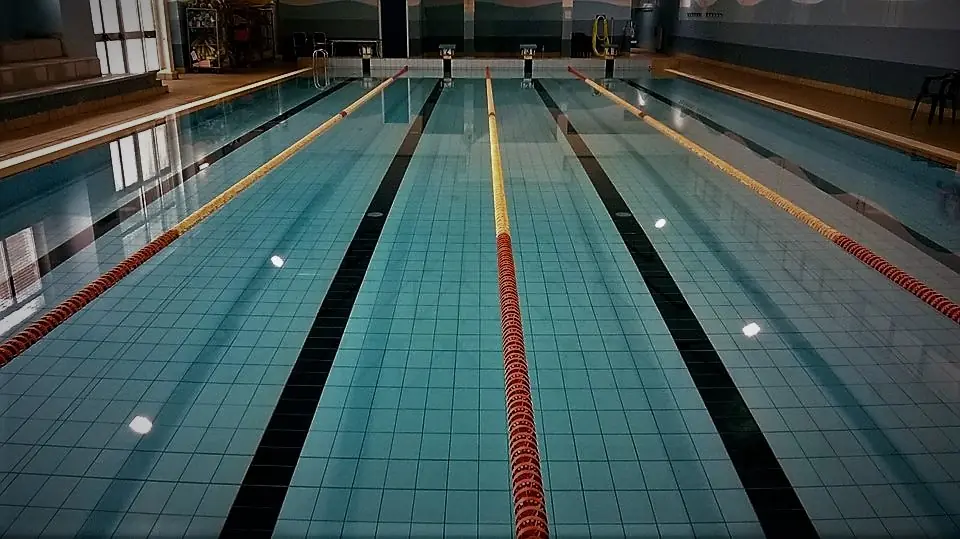 Vasca della piscina con le corsie